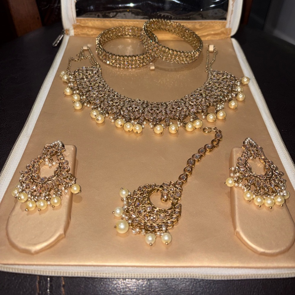 Elegant Gold and Pearl Jewelry Set